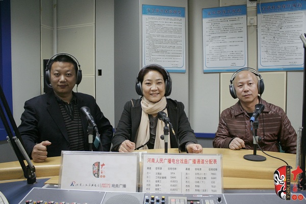 本次傳統(tǒng)古裝大戲《三哭殿》的輔導老師之一、著名越調演員李娟（中）及本次大戲的主要演員做客直播間