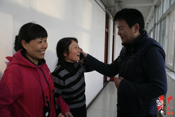  著名戲曲節(jié)目主持人、河南電臺戲曲廣播當家小生月陽在排練現場連線直播間并采訪劇目主要演員