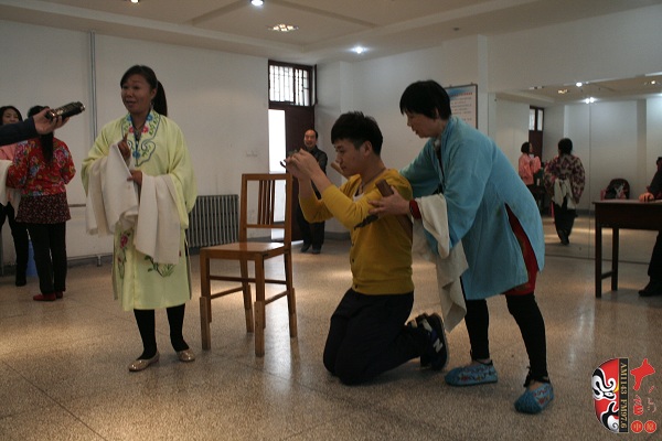 河南省職業(yè)技術學院高級講師宋桂枝為票友輔導