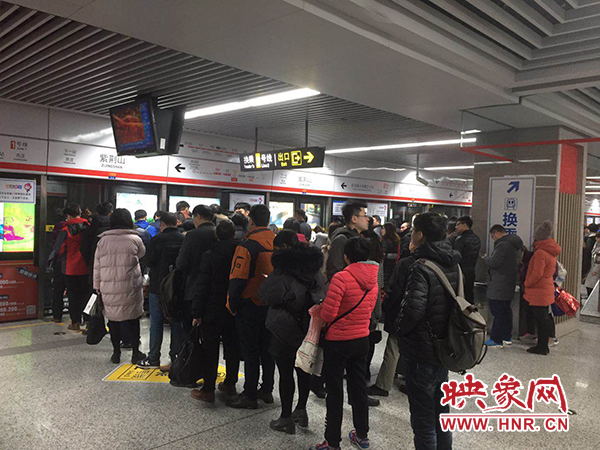 限行首日多數(shù)市民選擇地鐵出行 限行首日多數(shù)市民選擇地鐵出行