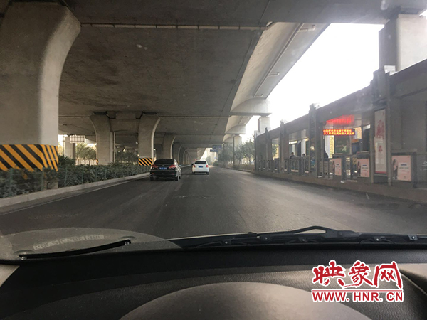 限行首日，三環(huán)橋上橋下，車輛不多，交通狀況良好。