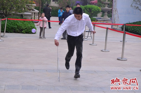 說(shuō)是比賽，其實(shí)就是活力的釋放，就是開(kāi)心的海洋，丟沙包、踢毽子、三人四足、滾鐵環(huán)等項(xiàng)目