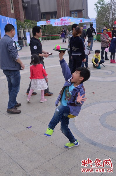 小弟弟，你玩?zhèn)€托球不用這么夸張吧，哈哈！