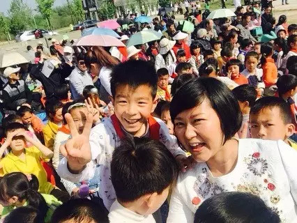 現(xiàn)場(chǎng)看來，陶真姐姐更是倍受孩子們的歡迎！