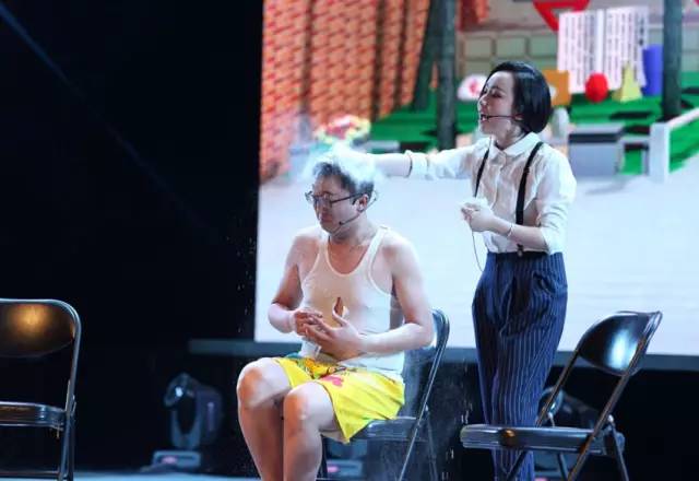 隨后一秒鐘，畫風(fēng)突變，楊奕遭夢(mèng)茹慘虐！