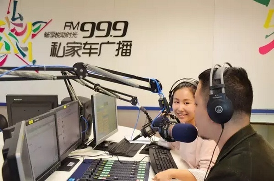 美女嘉賓來(lái)做客直播間，麥姐看莫非的眼神，嘖嘖，愛(ài)一個(gè)人是什么感覺(jué)？