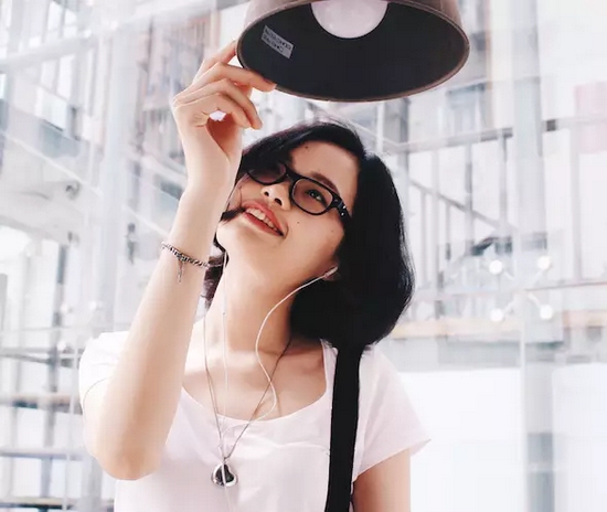 當(dāng)然，怎么能少的了美女出鏡？