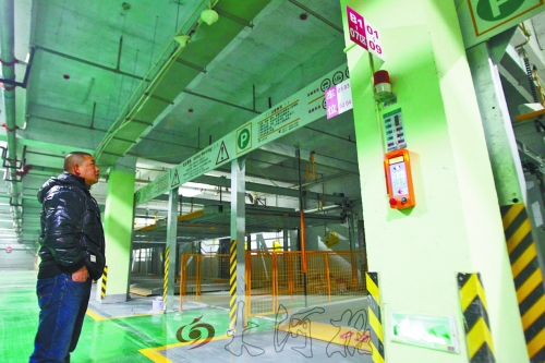 翰林世家小區(qū)的地下車庫，一層改造成兩層，可多停放50輛車。