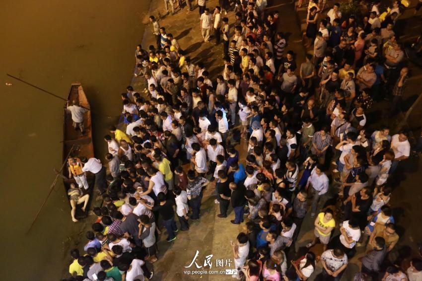 6月4日晚，湖南省婁底市二大橋跳河自殺的女子遺體被打撈上來。