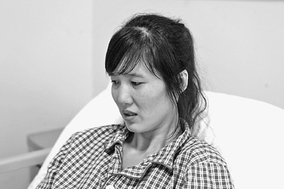 郭萍先做完手術(shù)的左腳剛剛拆線，但還打著石膏，鋼釘也尚未取出