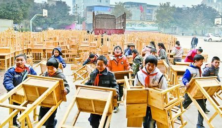 同學(xué)們正領(lǐng)取周勇捐贈(zèng)的課桌 同學(xué)們正領(lǐng)取周勇捐贈(zèng)的課桌