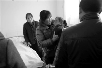 　　2月28日，薛集鎮(zhèn)秦集衛(wèi)生院一房間內，親屬在勸哭泣的遇難者張晴的母親。