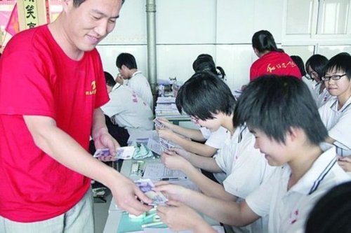 中學(xué)給每名高三生發(fā)連號5元幣 寄托美好寓意 中學(xué)給每名高三生發(fā)連號5元幣 寄托美好寓意