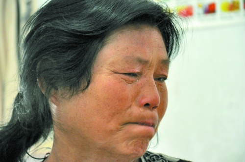 談及女兒的病情，王學(xué)鳳不禁哭了出來(lái)