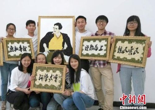 大學(xué)生們?yōu)榧o(jì)念焦裕祿，用黑豆、綠豆、大米等糧食在硬紙板上創(chuàng)作的糧食畫