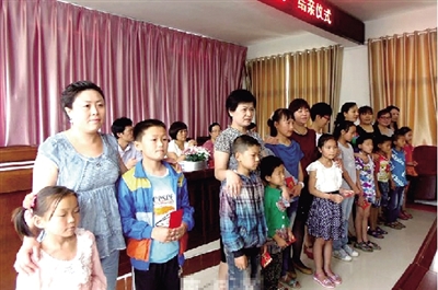 身后的“代理媽媽”，使留守兒童的身心有了依靠