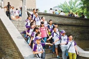 西安小雁塔景區(qū)內(nèi)，學(xué)生們正在古跡前合影留念