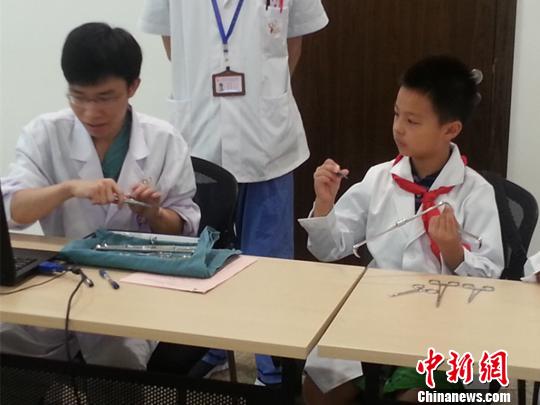 兒童暑期“職業(yè)體驗” 醫(yī)生、警察職業(yè)受熱捧