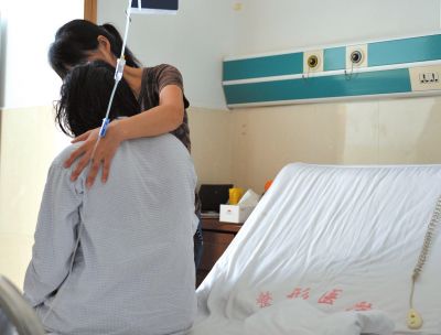 由于前天進(jìn)行了面部修復(fù)手術(shù)，俞燕身體不適，父母24小時(shí)陪在她的身邊