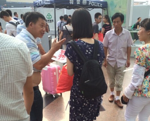 女大學(xué)生一出站，黑車的拉客仔就圍上招攬