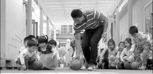 安老師和小朋友們玩在一起 安老師和小朋友們玩在一起