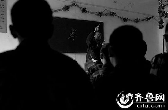 方光與其他癡迷網(wǎng)絡(luò)游戲的孩子一起，在重新認(rèn)識“孝”的含義