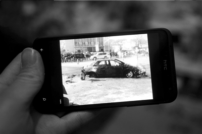 　　路人拍下的該車自燃情景。