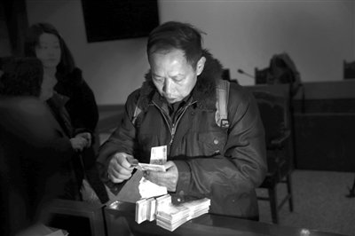 　昨日，從四川老家趕來的藍(lán)田忠，從房山法院執(zhí)行法官手里領(lǐng)到了自己的賠償款。他和15名工友在房山一煤礦