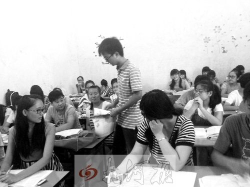 補(bǔ)習(xí)課上，馮昊怡不像老師，更像是學(xué)生們的同學(xué)。