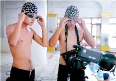 攝影師與助理帶上設(shè)備，準(zhǔn)備下水