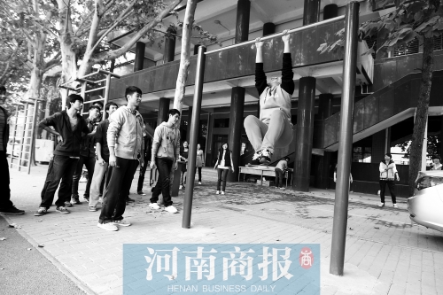 引體向上，難住不少同學