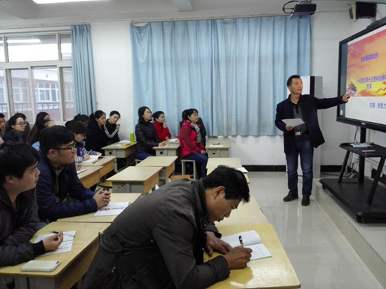 劉永力書(shū)記主講，全體黨員和教師參會(huì)聆聽(tīng)