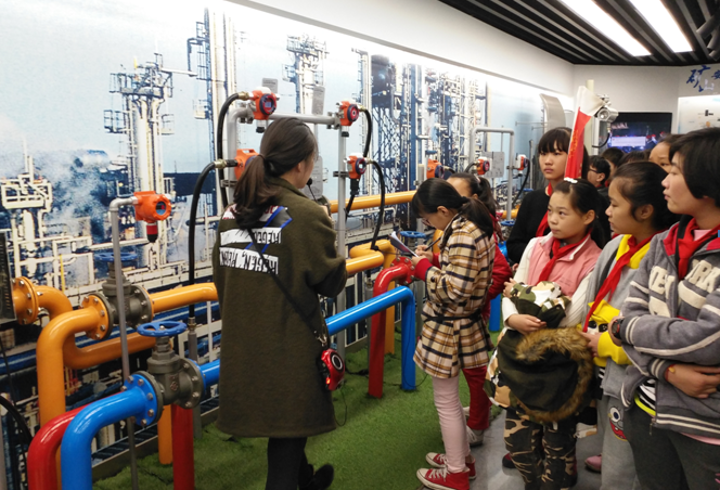 聽到了新知識(shí)，趕緊拿出本子記下來(lái)