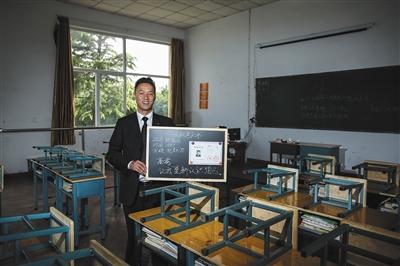 　張俊成，41歲，曾是北京大學(xué)的一名保安。1995年，通過成人高考，考上了北京大學(xué)法律系(?？?，被媒體稱為“北大保安高考第一人”，現(xiàn)為長治市一所中等職校的校長