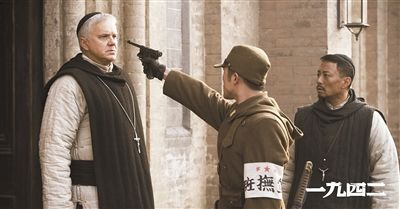 梅甘（左）、安西滿（右）與日本兵對(duì)峙的一幕。