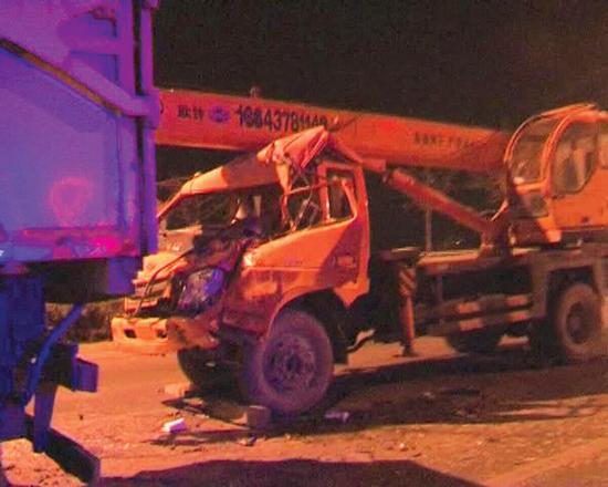 沒有駕照，還開了輛無牌吊車 能有啥結(jié)果？