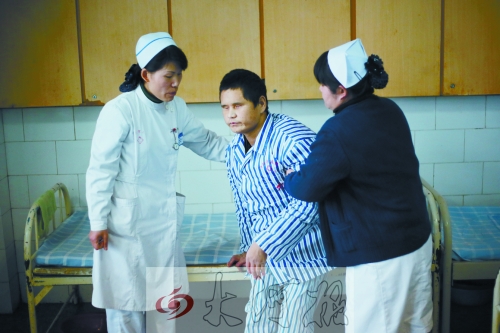 在醫(yī)護人員攙扶下還能下床活動