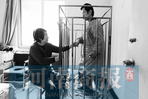 一天24小時，彭偉慶都只在鐵籠里活動 張郁/攝