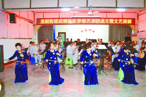 圖為夢想藝術(shù)團演員在表演 圖為夢想藝術(shù)團演員在表演