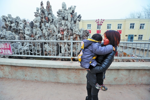 經(jīng)歷了之前的兇險，窩在媽媽懷中的亮亮看到水池，仍感到有些害怕。