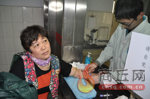 劉艷平的血樣和浙江省一位患者成功配型，1月15日下午3點，醫(yī)護人員正在為劉艷平再次抽取血樣