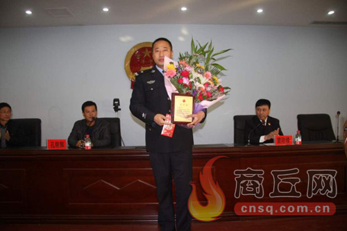 高兵雷是睢陽區(qū)檢察院一位檢察干警，在去鄭州捐獻造血干細胞時，他所在的單位為他組織了熱烈的歡送儀式