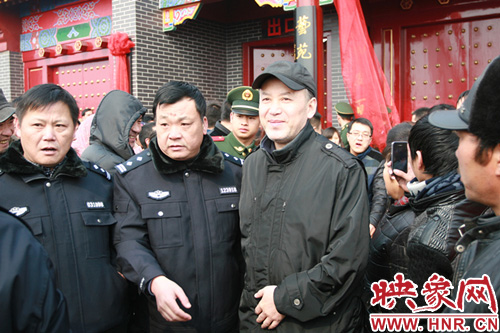 郭達(dá)現(xiàn)身馬街書(shū)會(huì)現(xiàn)場(chǎng)。 郭達(dá)現(xiàn)身馬街書(shū)會(huì)現(xiàn)場(chǎng)。