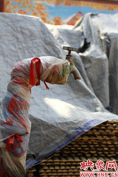 一名居民對記者說，“你擰擰水管看，俺不騙你，沒水吧？”