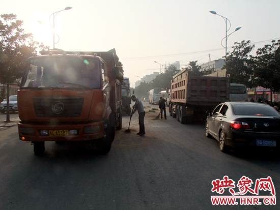 附近商戶幫助清掃小麥 附近商戶幫助清掃小麥