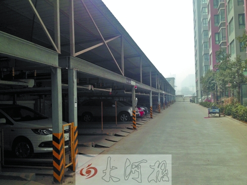 中原區(qū)新禧園小區(qū)，靠著圍墻的空地，建成兩層立體車庫。