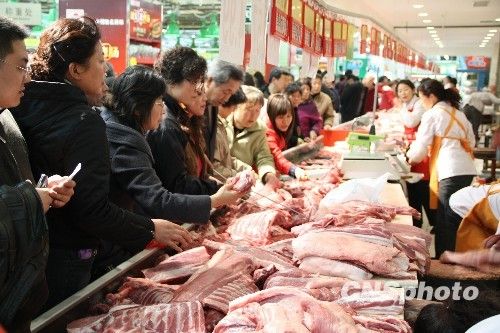 資料圖。1月份CPI等經濟數據將于今天發(fā)布。多家機構預計，受春節(jié)“錯位”因素及豬肉價格回落影響，1月CPI同比漲幅在1.8%左右。從各機構發(fā)布的報告來看，從2月開始，CPI或將進入新一輪上行周期。
