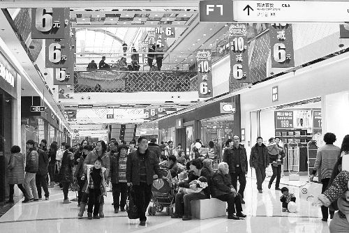  近年來，在商場“過年”成了很多市民的選擇。