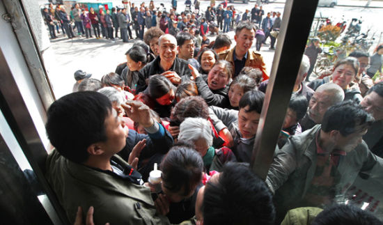 河南洛陽市民在排長隊(duì)搶購燃?xì)? alt=