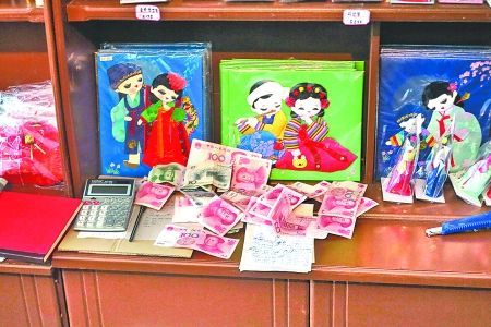 2012年6月21日，在朝鮮羅先特別市的一家商店里，柜臺上散落著一些人民幣。在朝鮮，人民幣比本國的貨幣更受歡迎。 CFP供圖